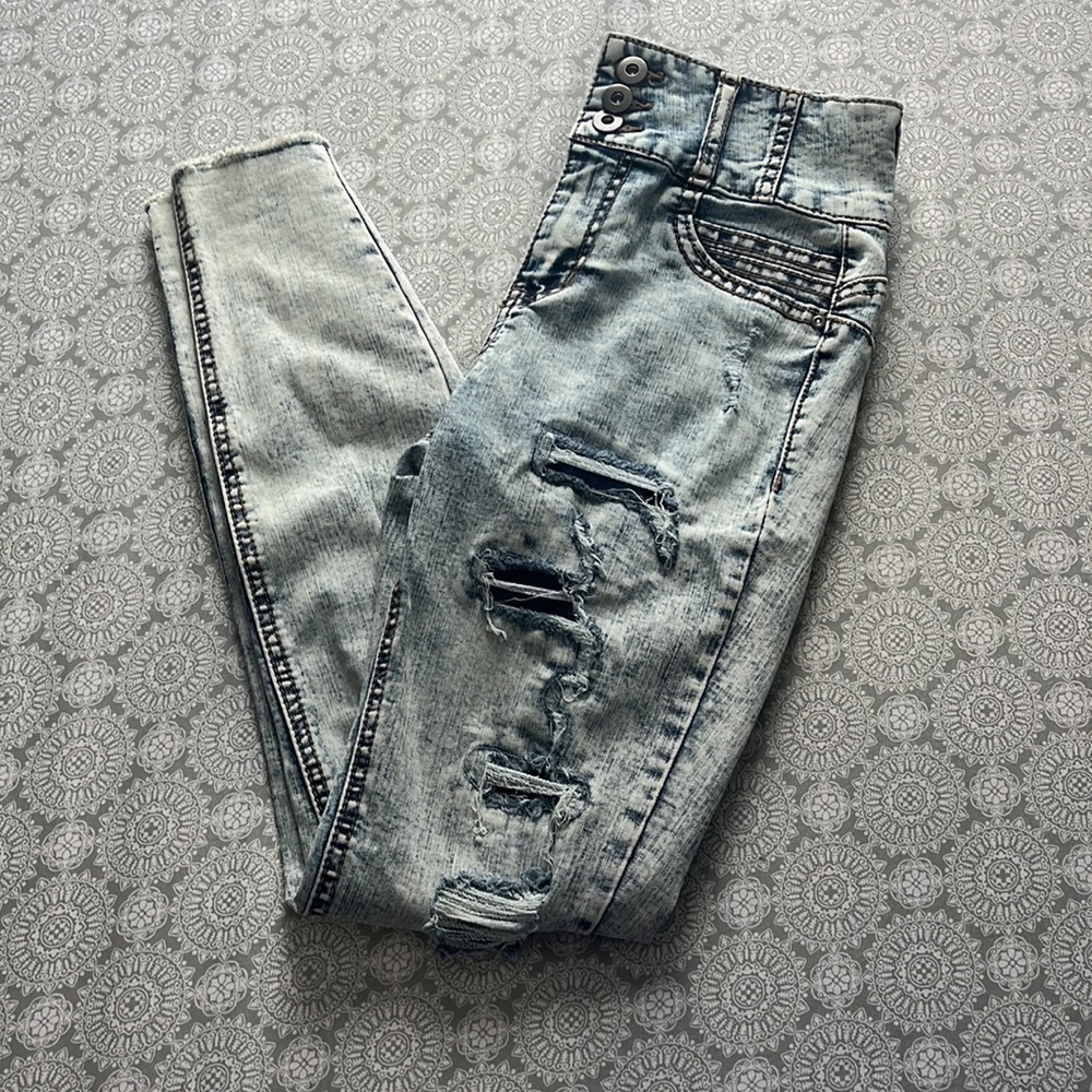 No Boundaries light washed ripped skinny jeans